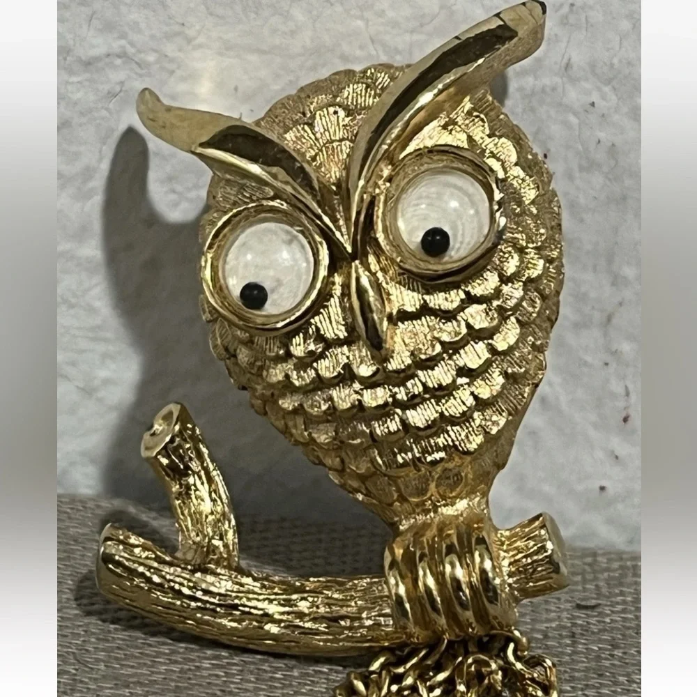 Avon Owl Googly Eyes Brooch 1” X 1.25” Gold Pin Vintage 70s 80s Costume Jewelry